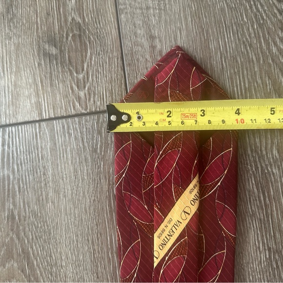 VALENTINO 100%...silk Designer withRed Golden Leaves - Picture 5 of 9